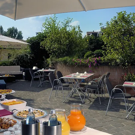 Hotel Savhotel Aemilia 4*