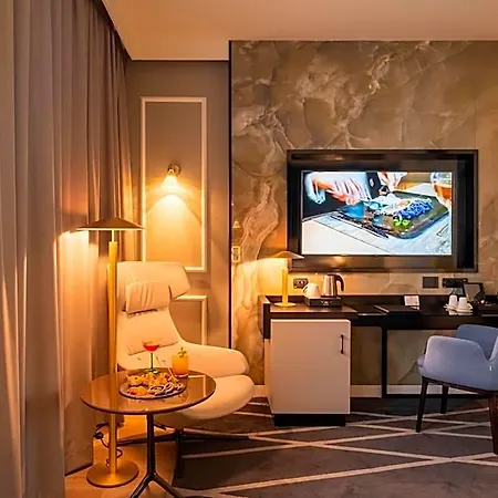Hotel Savhotel Aemilia 4*