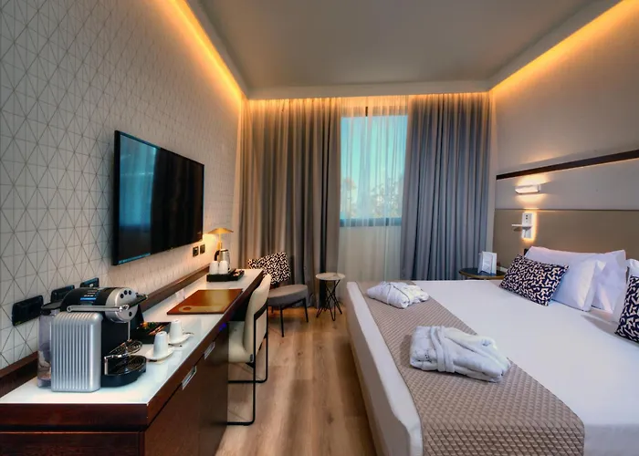 מלון Savhotel Aemilia 4*